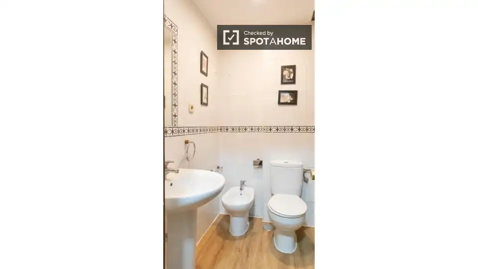 Bathroom of Flat for rent in Madrid  with Air Conditioner, Heating and Furnished