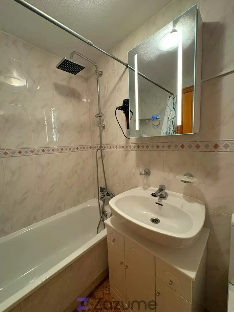 Baño de Piso de alquiler en Torrevieja con Aire acondicionado, Calefacción y Piscina