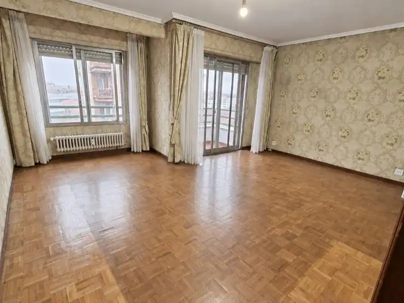 Sala d'estar de Pis en venda en León Capital  amb Terrassa i Balcó