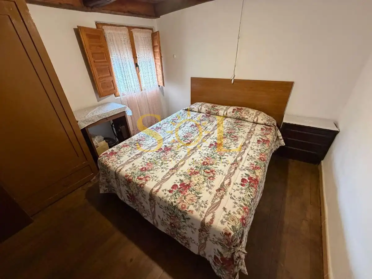 Dormitori de Casa o xalet en venda en Los Barrios de Luna  amb Calefacció i Moblat