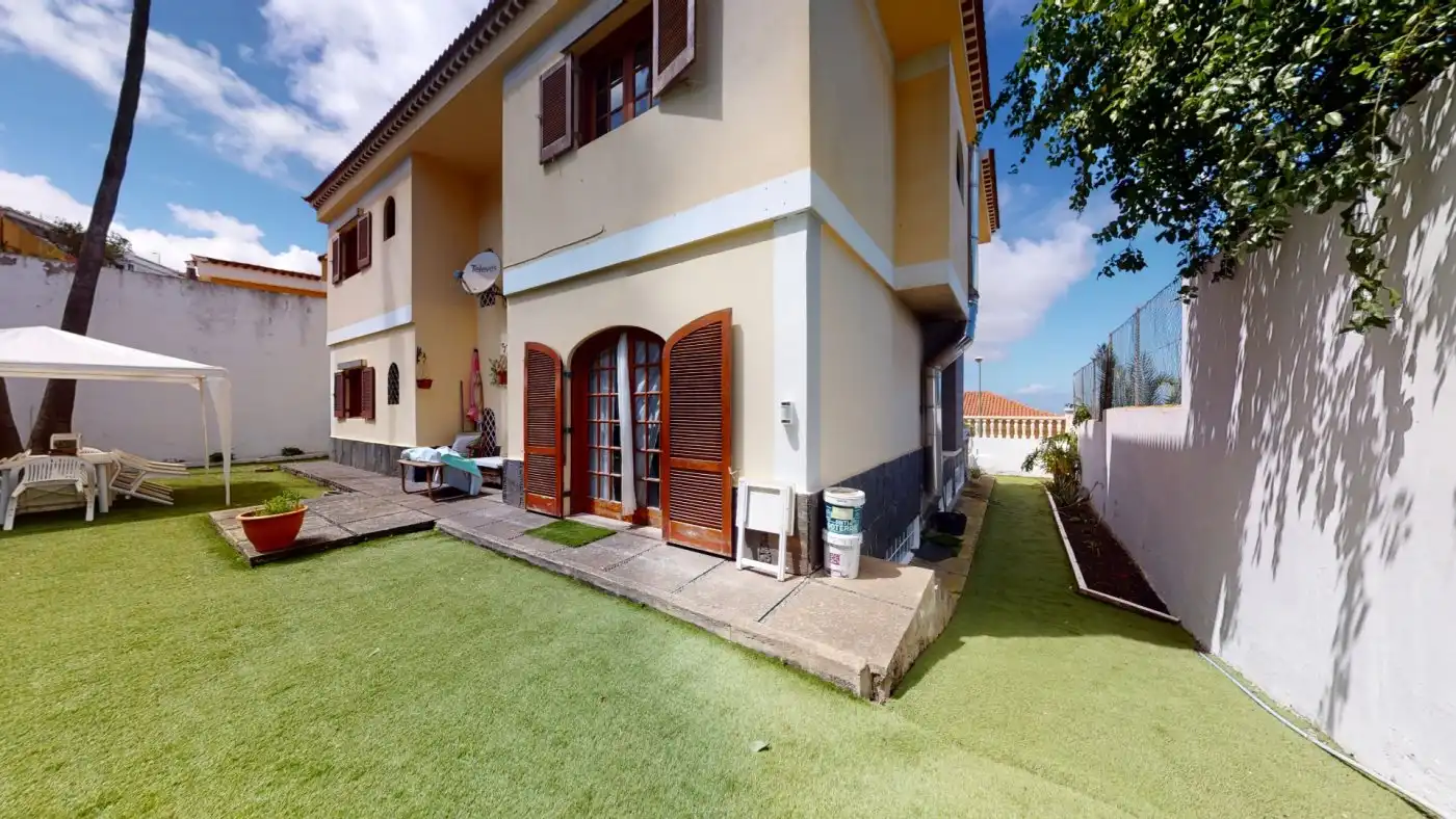 Vista exterior de Casa o xalet en venda en Las Palmas de Gran Canaria amb Jardí privat, Terrassa i Traster