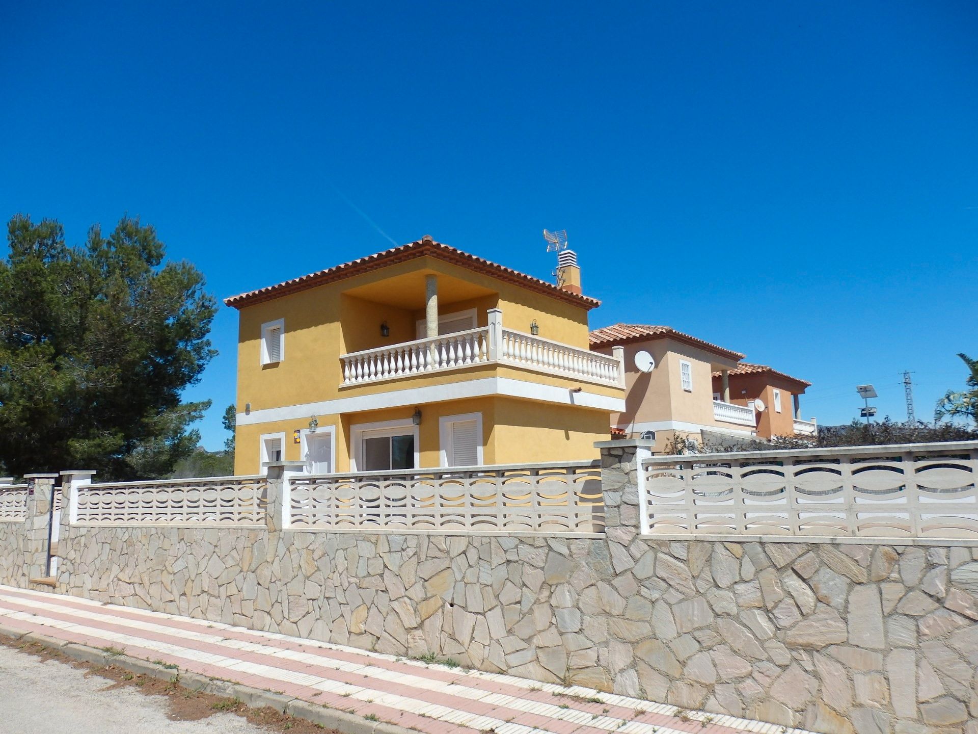 Vista exterior de Casa o xalet en venda en L'Ametlla de Mar  amb Aire condicionat, Jardí privat i Terrassa
