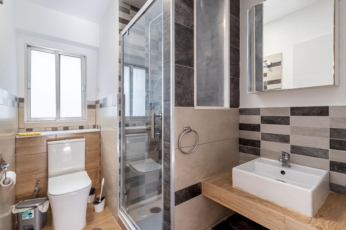 Bathroom of Flat for sale in  Granada Capital  with Terrace and Balcony