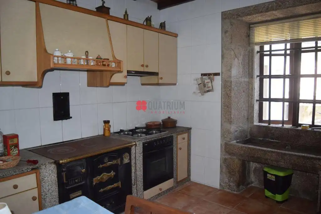 Cuina de Casa o xalet en venda en Santiago de Compostela  amb Jardí privat