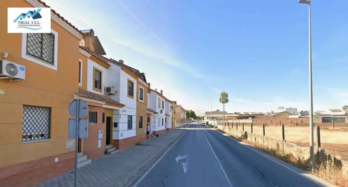 Vista exterior de Casa o xalet en venda en Dos Hermanas amb Jardí privat