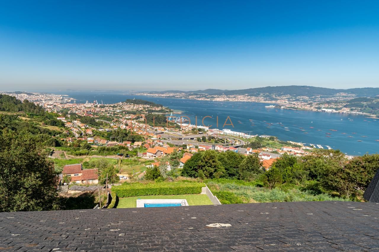 Vista exterior de Casa o xalet en venda en Vigo  amb Calefacció, Jardí privat i Parquet