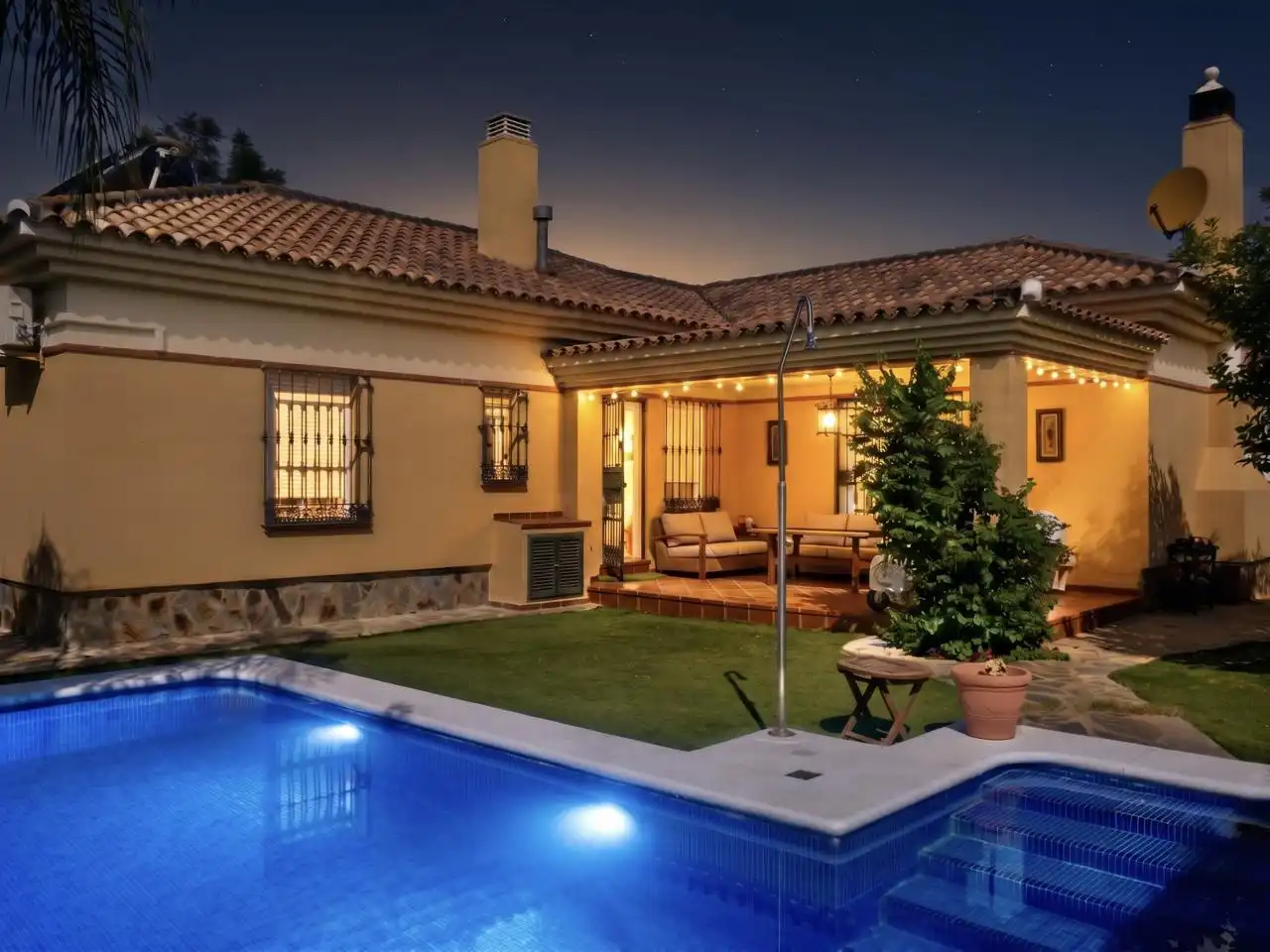 Piscina de Casa o xalet en venda en Montequinto amb Aire condicionat, Jardí privat i Terrassa
