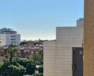 Vista exterior de Pis en venda en Roquetas de Mar amb Aire condicionat i Piscina