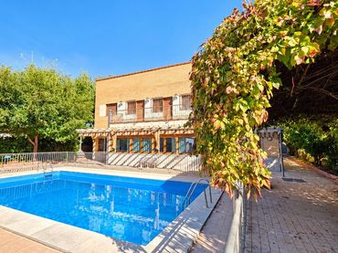 Detached house with pool for sale in Calle Bastetania