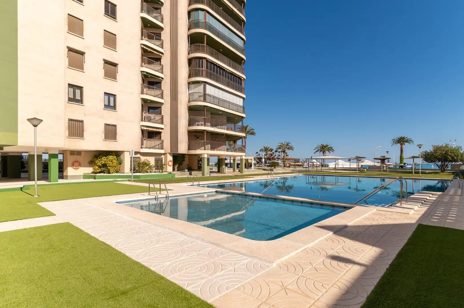 Schwimmbecken von Wohnungen zum Verkauf in Benicasim / Benicàssim mit Klimaanlage, Heizung und Privatgarten