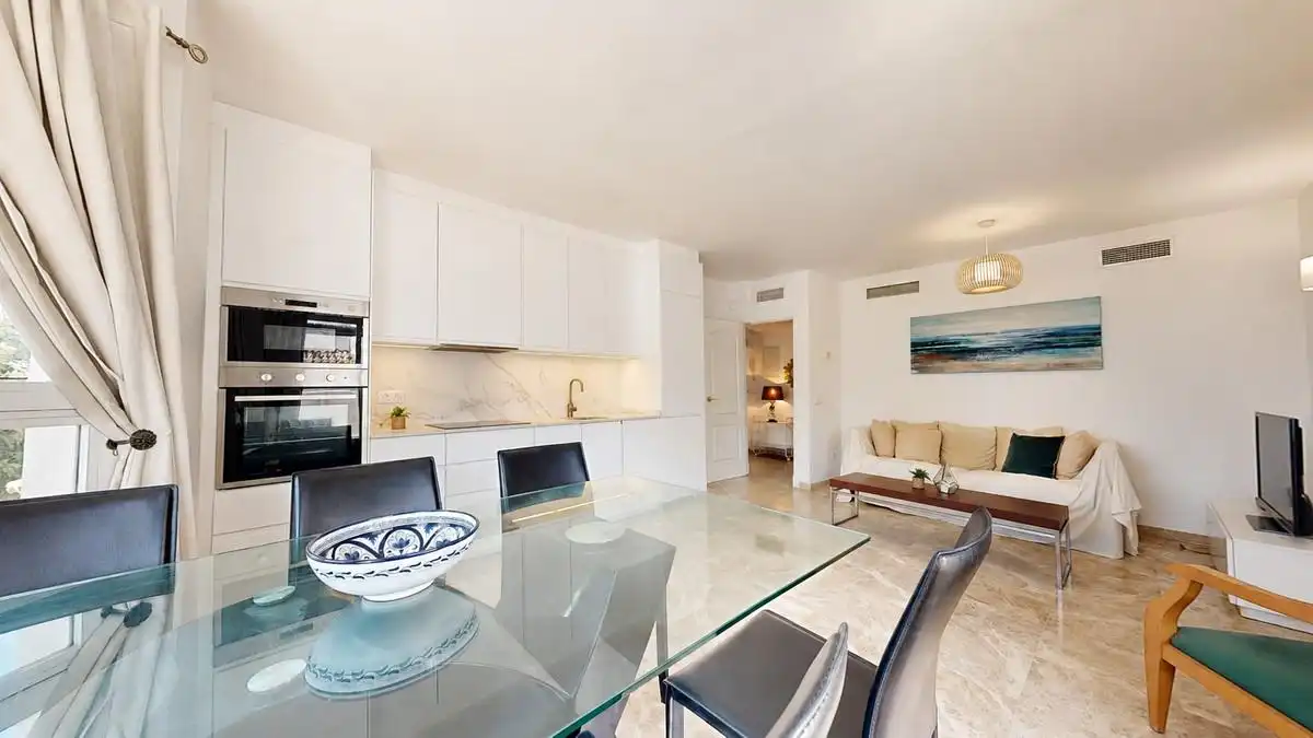 Menjador de Àtic en venda en Marbella amb Aire condicionat, Jardí privat i Terrassa