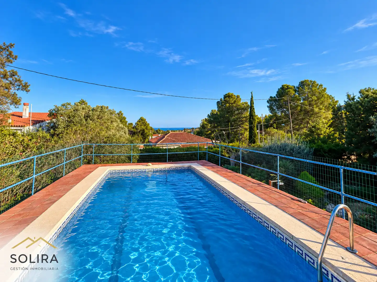 Detached house with pool for sale in Carrer de la Violeta 4