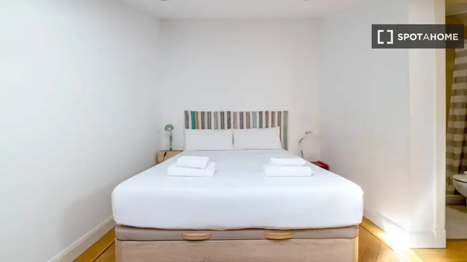 Schlafzimmer von Wohnung zur Miete in Madrid mit Klimaanlage, Heizung und Möbliert