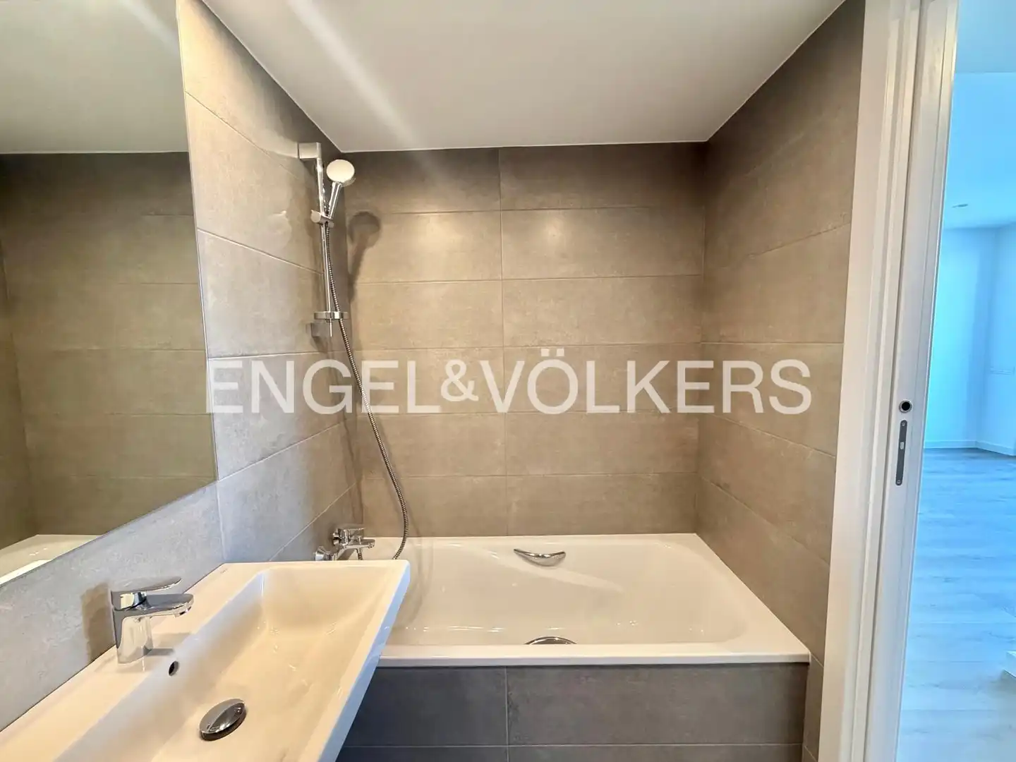 Baño de Piso de alquiler en Badalona con Aire acondicionado, Calefacción y Parquet