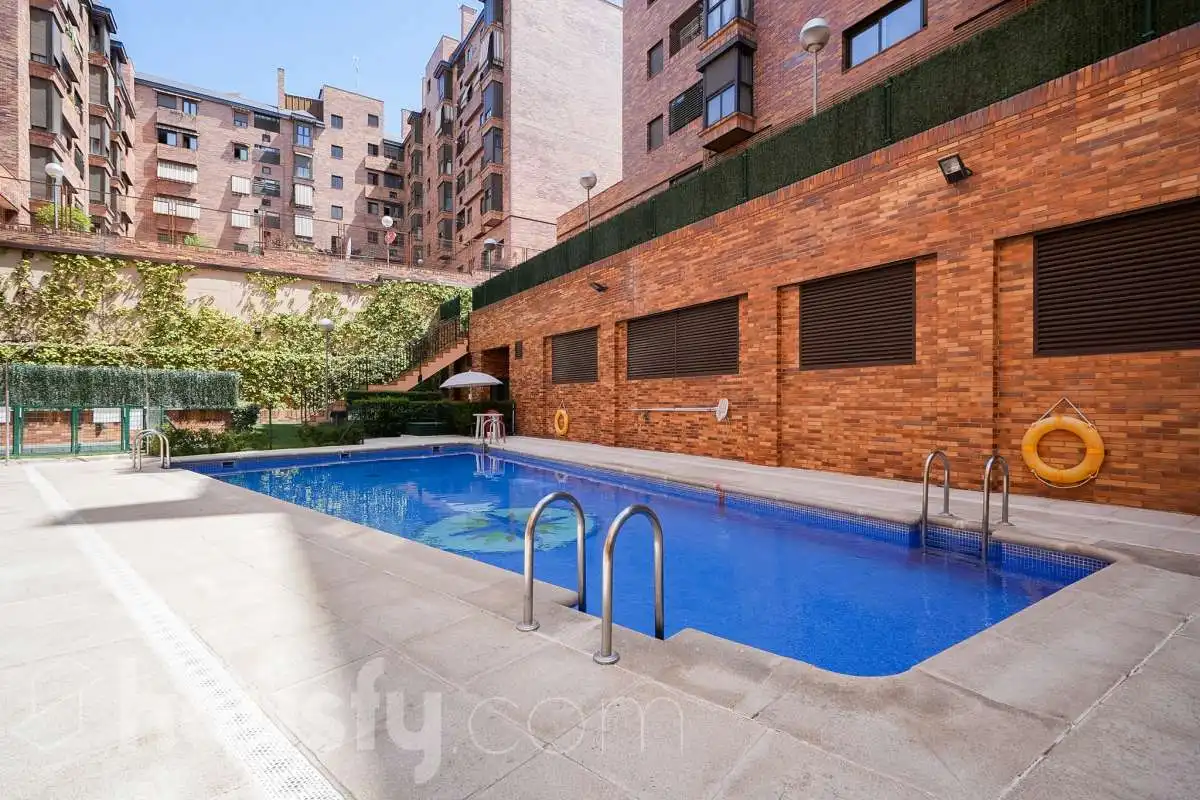 Piscina de Pis en venda en Madrid amb Aire condicionat, Calefacció i Terrassa
