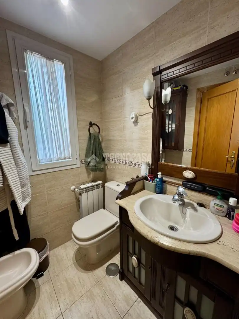 Badezimmer von Einfamilien-Reihenhaus zum Verkauf in Alcalá de Henares mit Klimaanlage, Heizung und Gemeinschaftspool