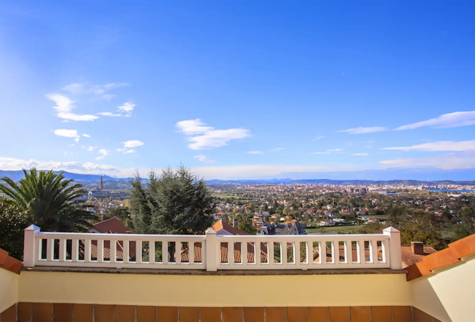 Vista exterior de Casa o xalet en venda en Gijón  amb Calefacció, Parquet i Terrassa