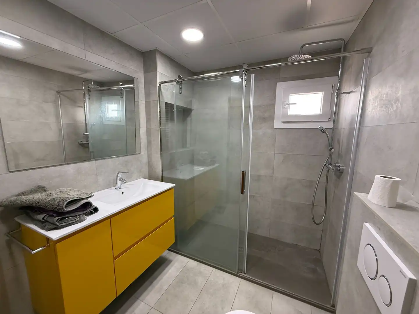 Baño de Piso de alquiler en Barcelona con Aire acondicionado y Calefacción