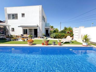 Villa con balcone in vendita a Calle JORGE MANRIQUE