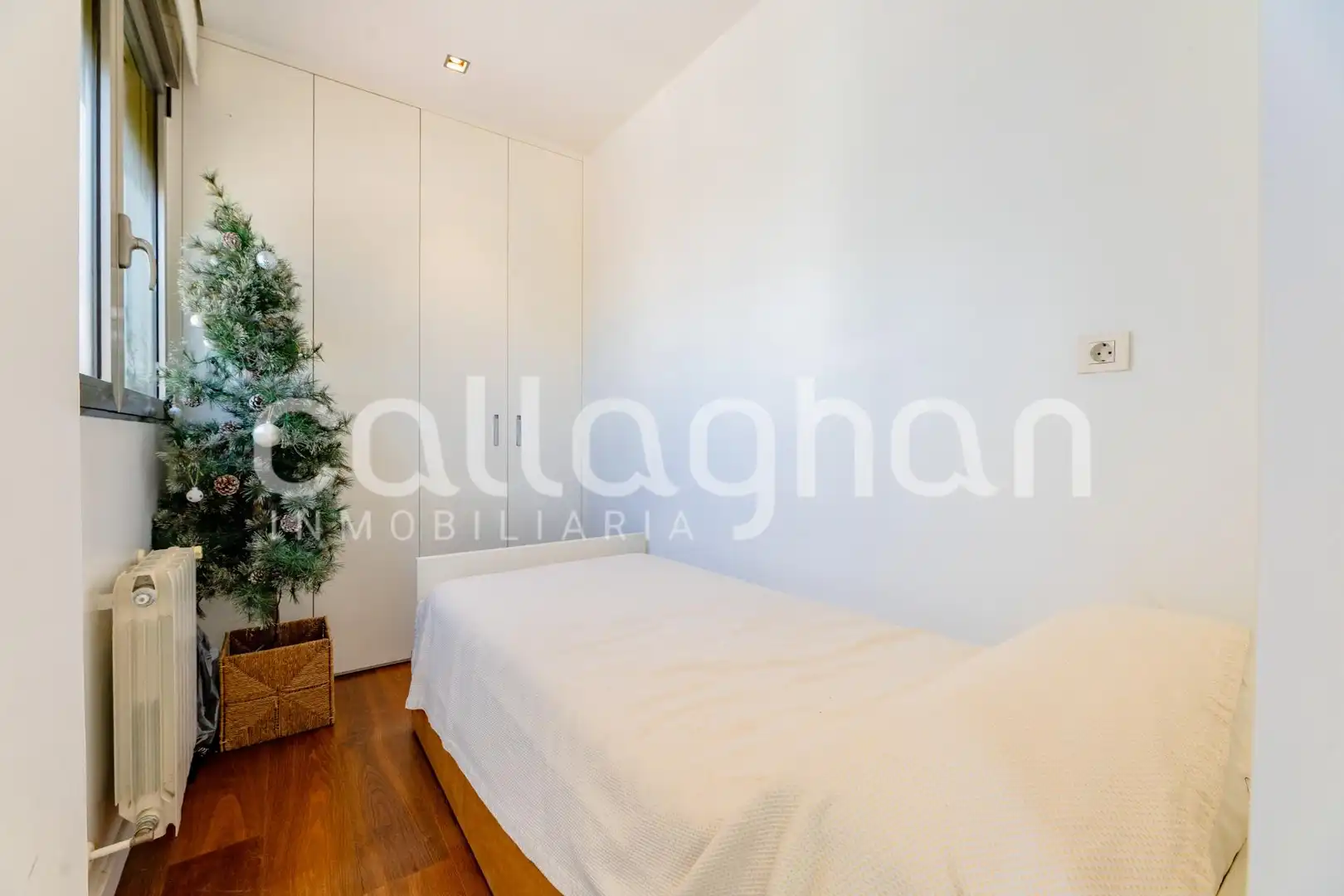 Habitación de Ático en venta en Valencia con Calefacción, Terraza y Trastero