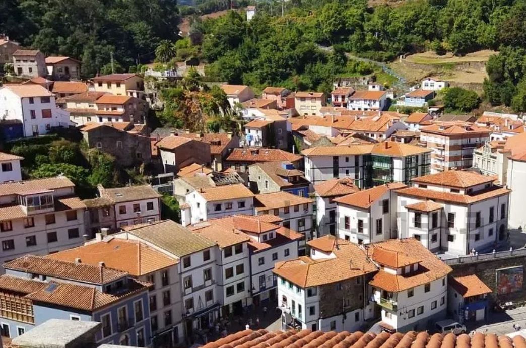 Vista exterior de Pis en venda en Cudillero amb Calefacció, Parquet i Terrassa