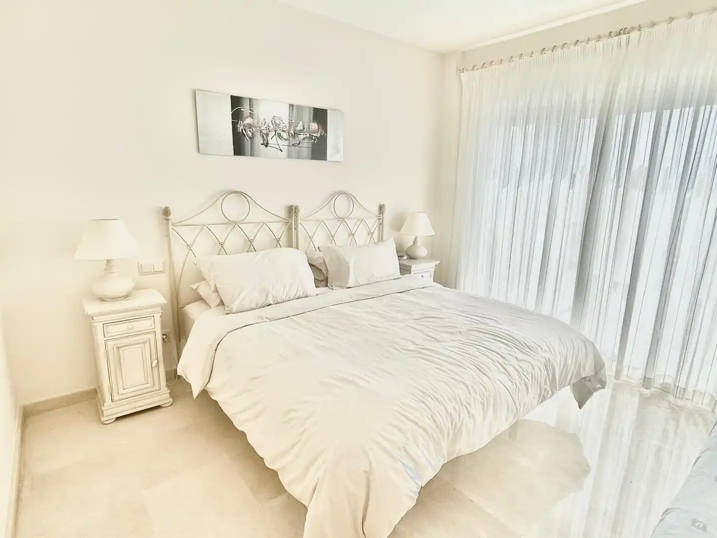 Schlafzimmer von Wohnungen zum Verkauf in Benahavís mit Klimaanlage, Terrasse und Abstellraum