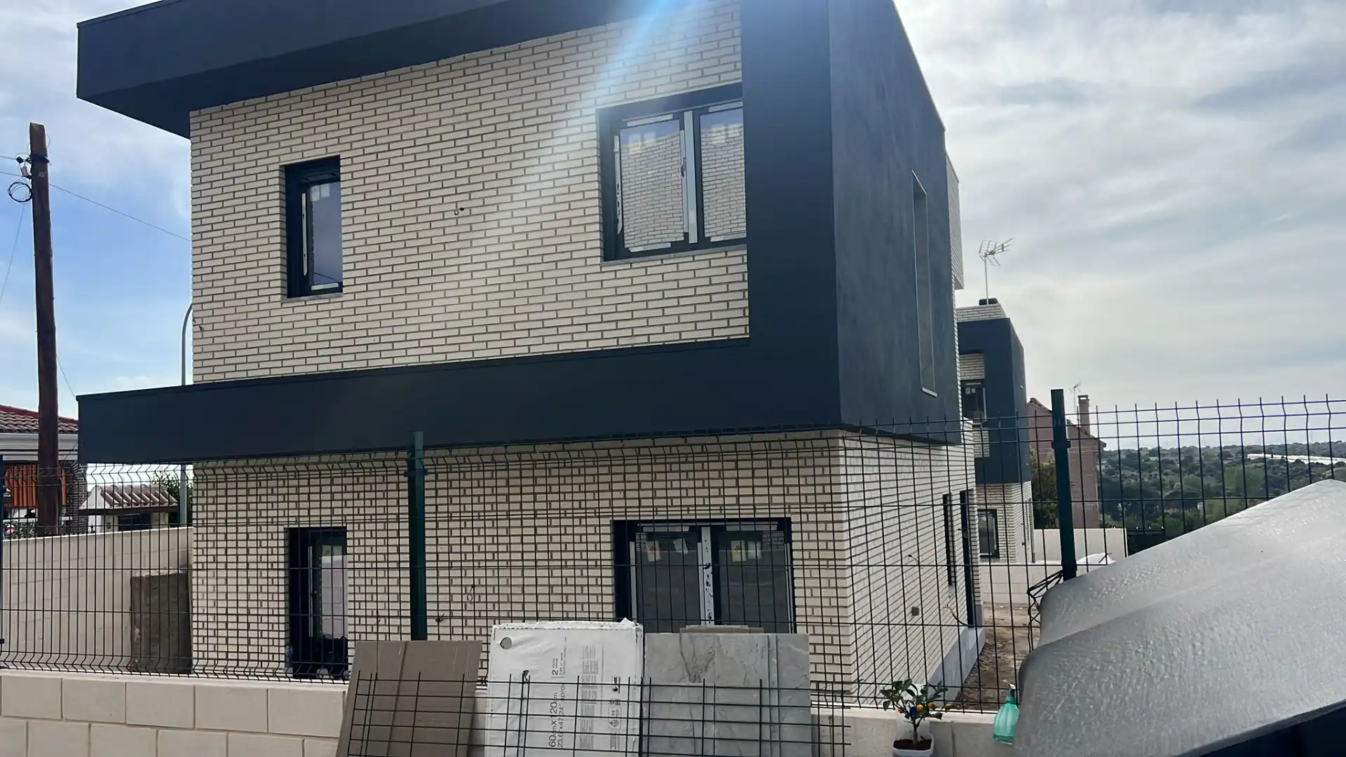 Vista exterior de Casa o xalet en venda en Móstoles amb Aire condicionat, Calefacció i Jardí privat