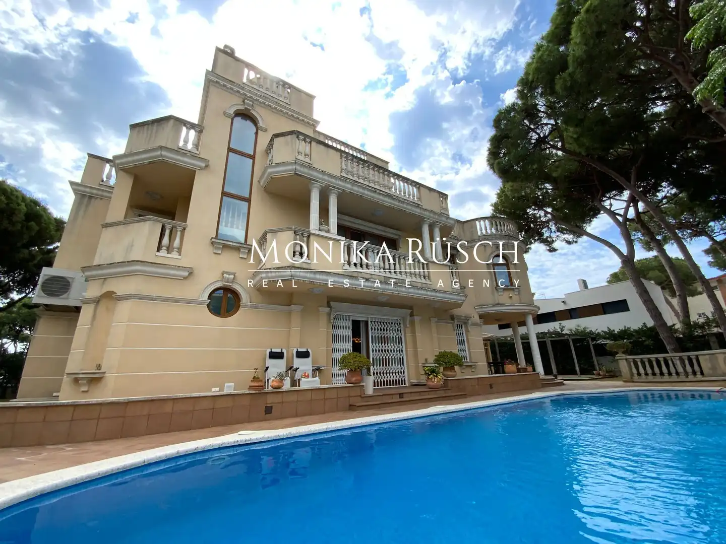 Vista exterior de Casa o xalet en venda en Castelldefels amb Aire condicionat, Calefacció i Jardí privat