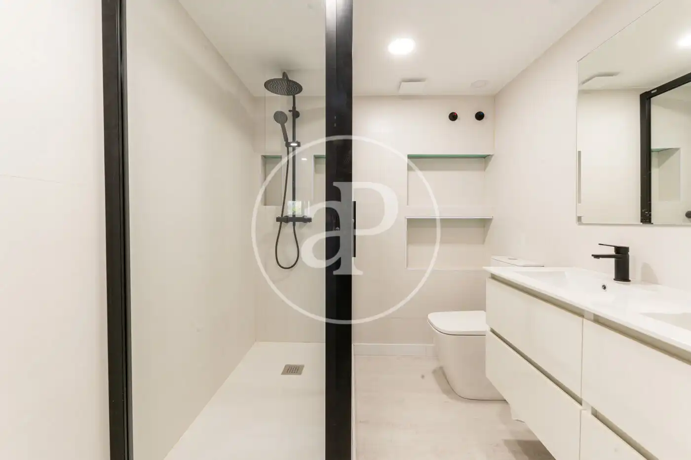 Baño de Piso en venta en Madrid con Aire acondicionado, Calefacción y Piscina comunitaria