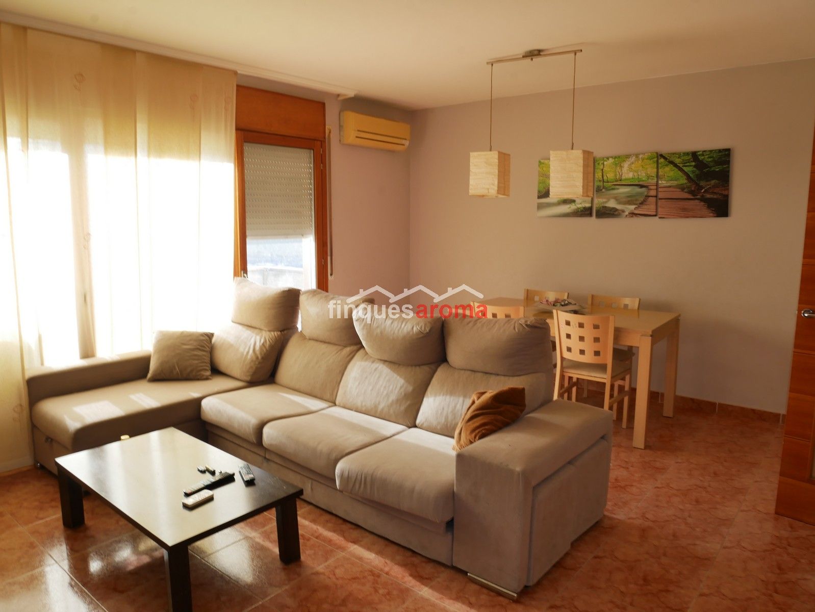 Sala d'estar de Casa adosada en venda en Vallmoll amb Aire condicionat, Jardí privat i Traster