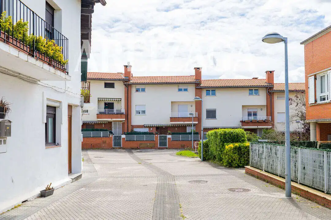 Vista exterior de Casa adosada en venda en Donostia - San Sebastián  amb Calefacció, Terrassa i Traster