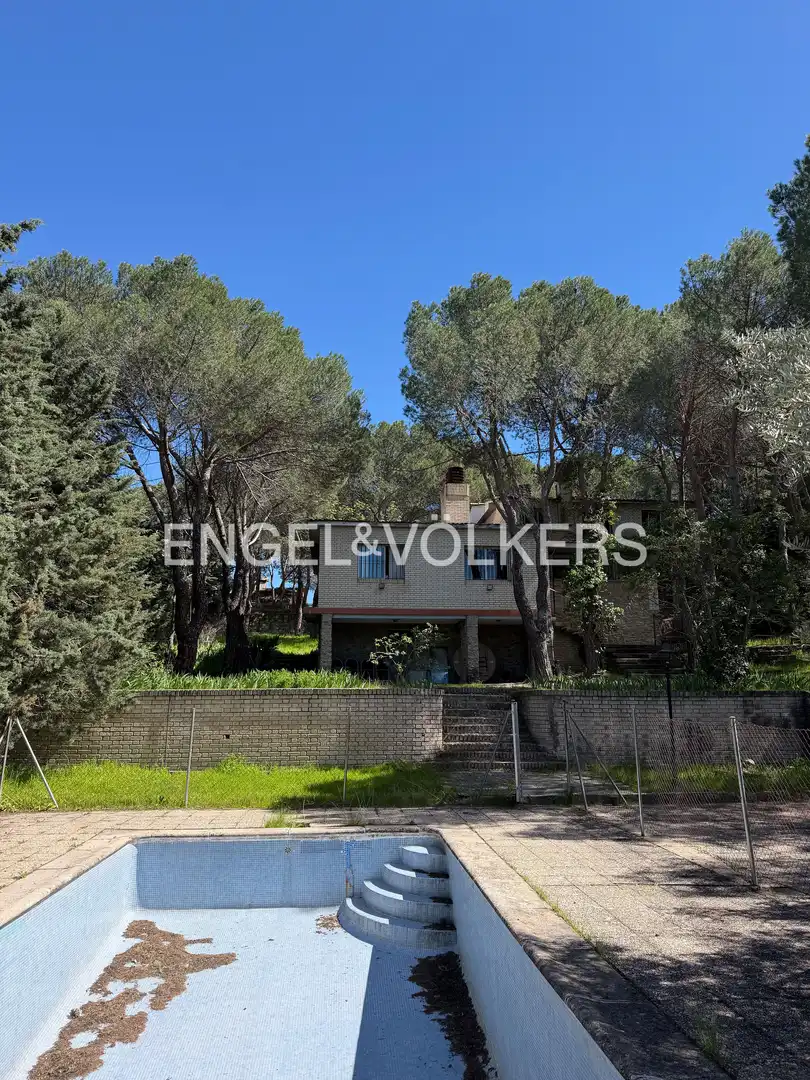 Vista exterior de Casa o xalet en venda en Las Rozas de Madrid amb Calefacció, Jardí privat i Piscina