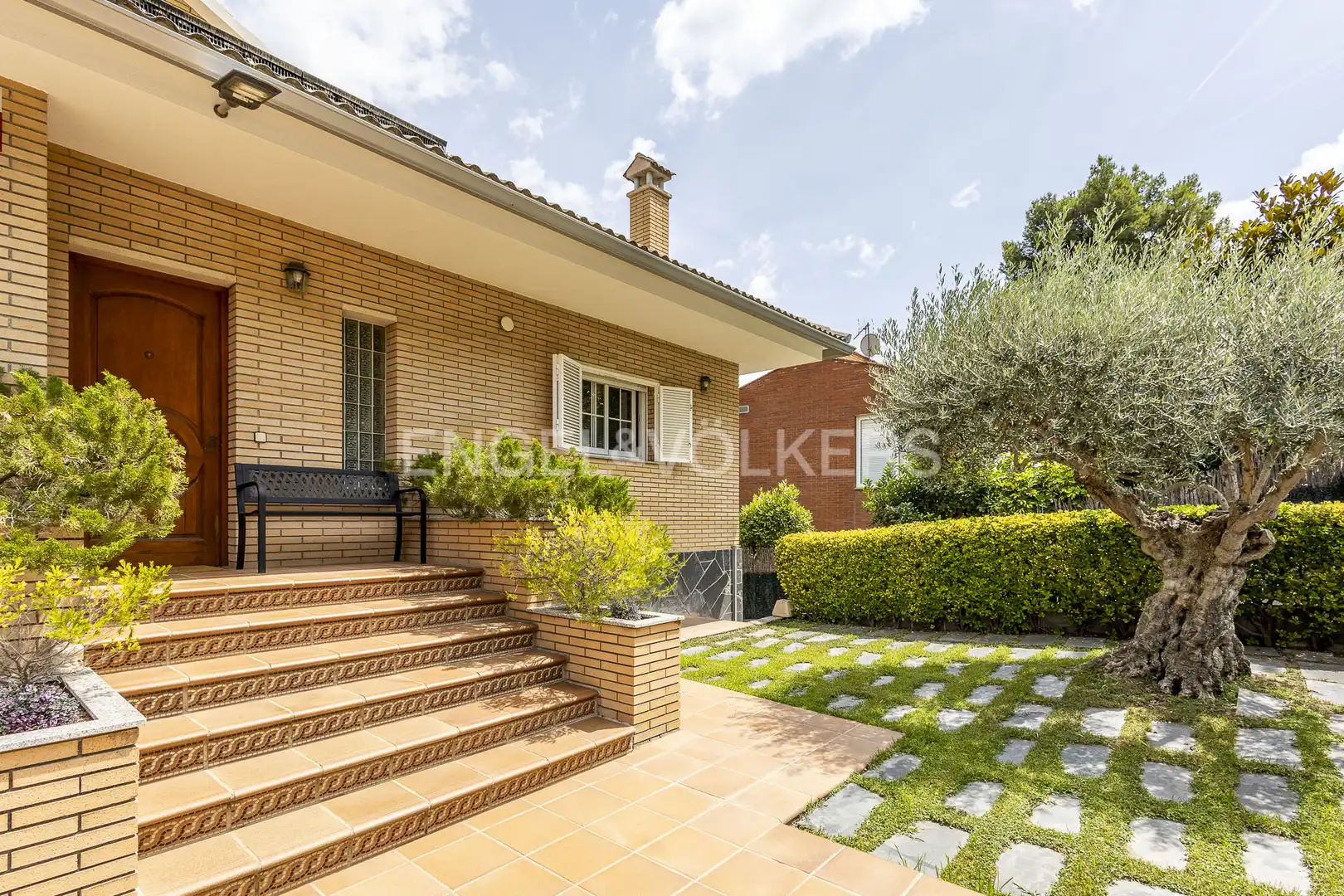 Vista exterior de Casa o xalet en venda en Vallirana amb Calefacció, Jardí privat i Terrassa