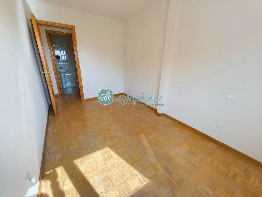 Habitación de Piso en venta en San Cristóbal de Segovia con Calefacción, Trastero y Balcón