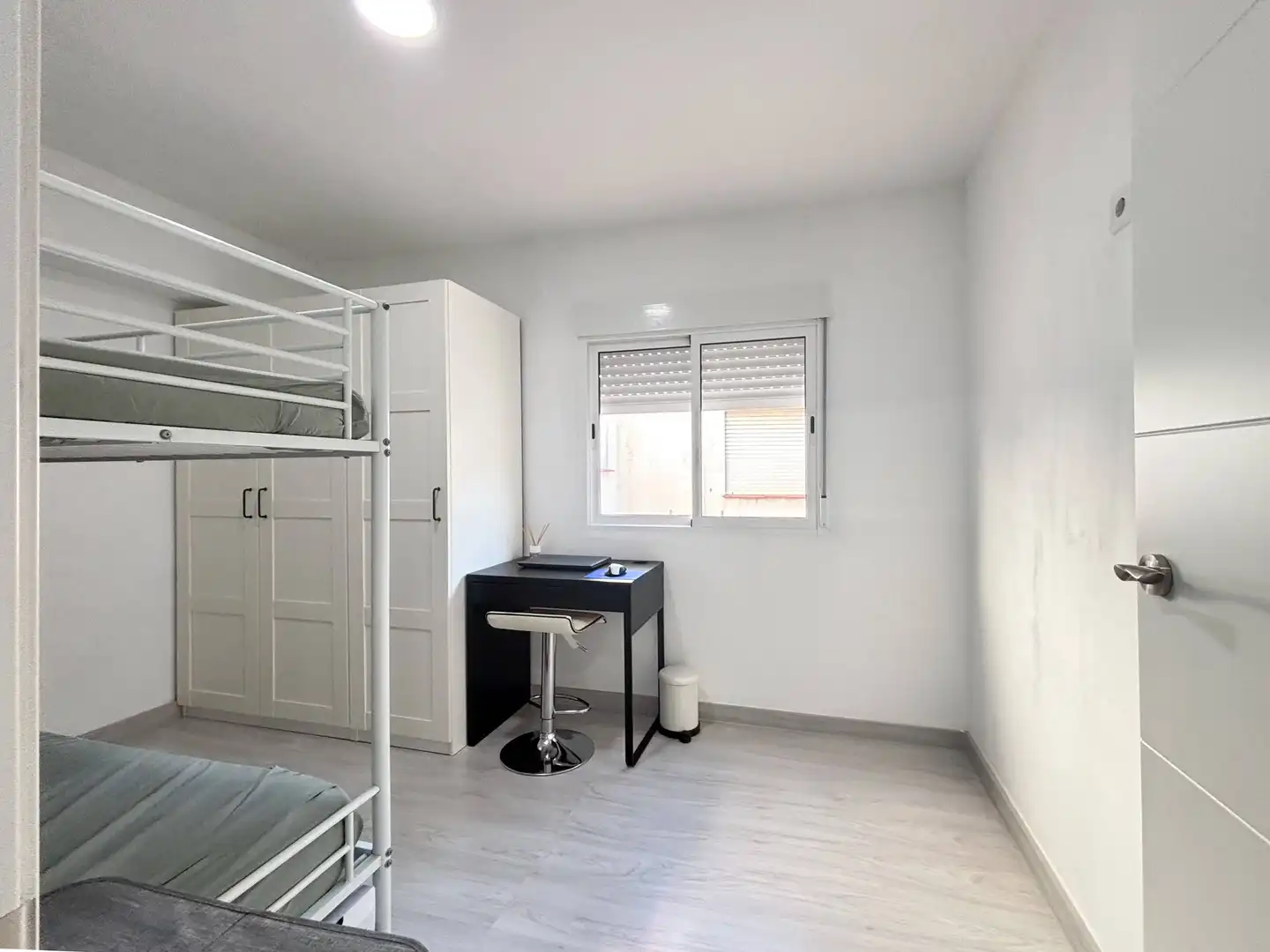 Bedroom of Flat for sale in Valencia  with Air Conditioner, Furnished and Balcony