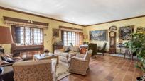 Sala d'estar de Casa o xalet en venda en  Granada Capital amb Terrassa, Piscina i Balcó
