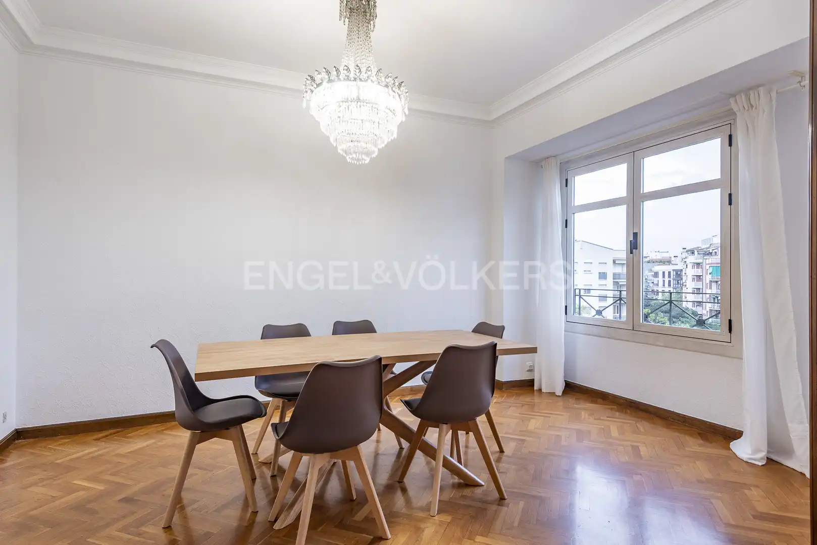 Menjador de Pis de lloguer en  Barcelona Capital amb Calefacció, Parquet i Moblat