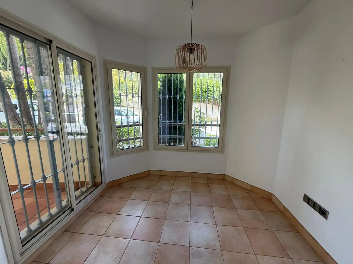 Vista exterior de Piso en venta en Marbella con Calefacción, Terraza y Piscina comunitaria