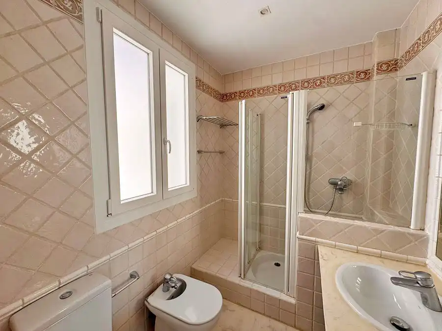 Badezimmer von Wohnung zur Miete in Madrid mit Heizung, Parkett und Ofen