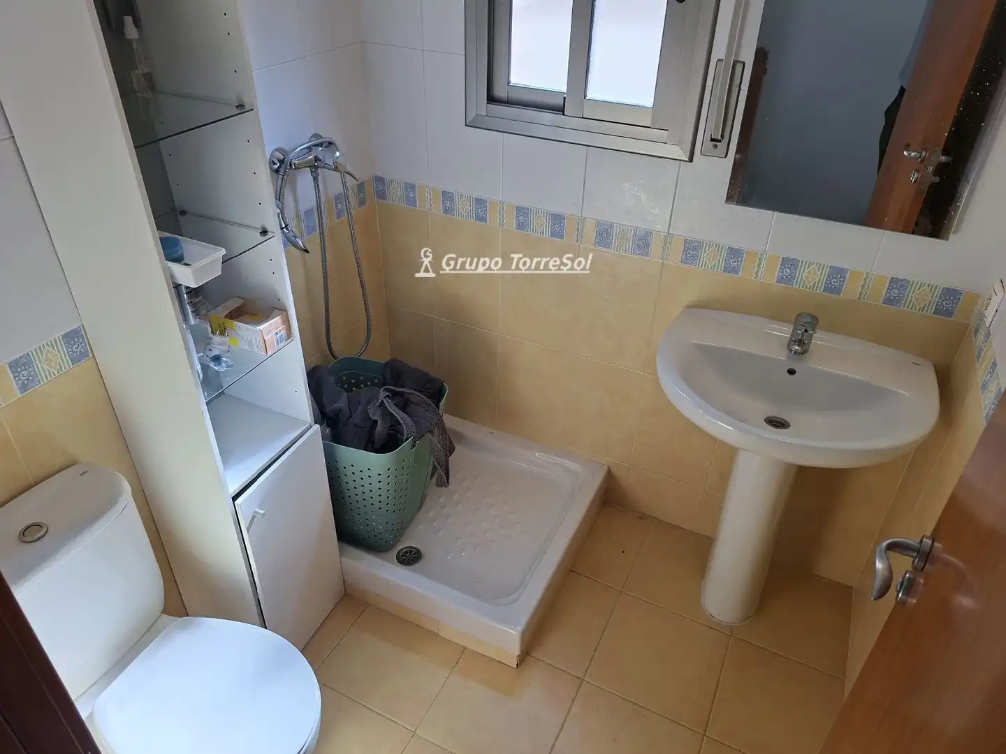 Badezimmer von Einfamilien-Reihenhaus zum Verkauf in El Vendrell mit Privatgarten, Schwimmbad und Gemeinschaftspool