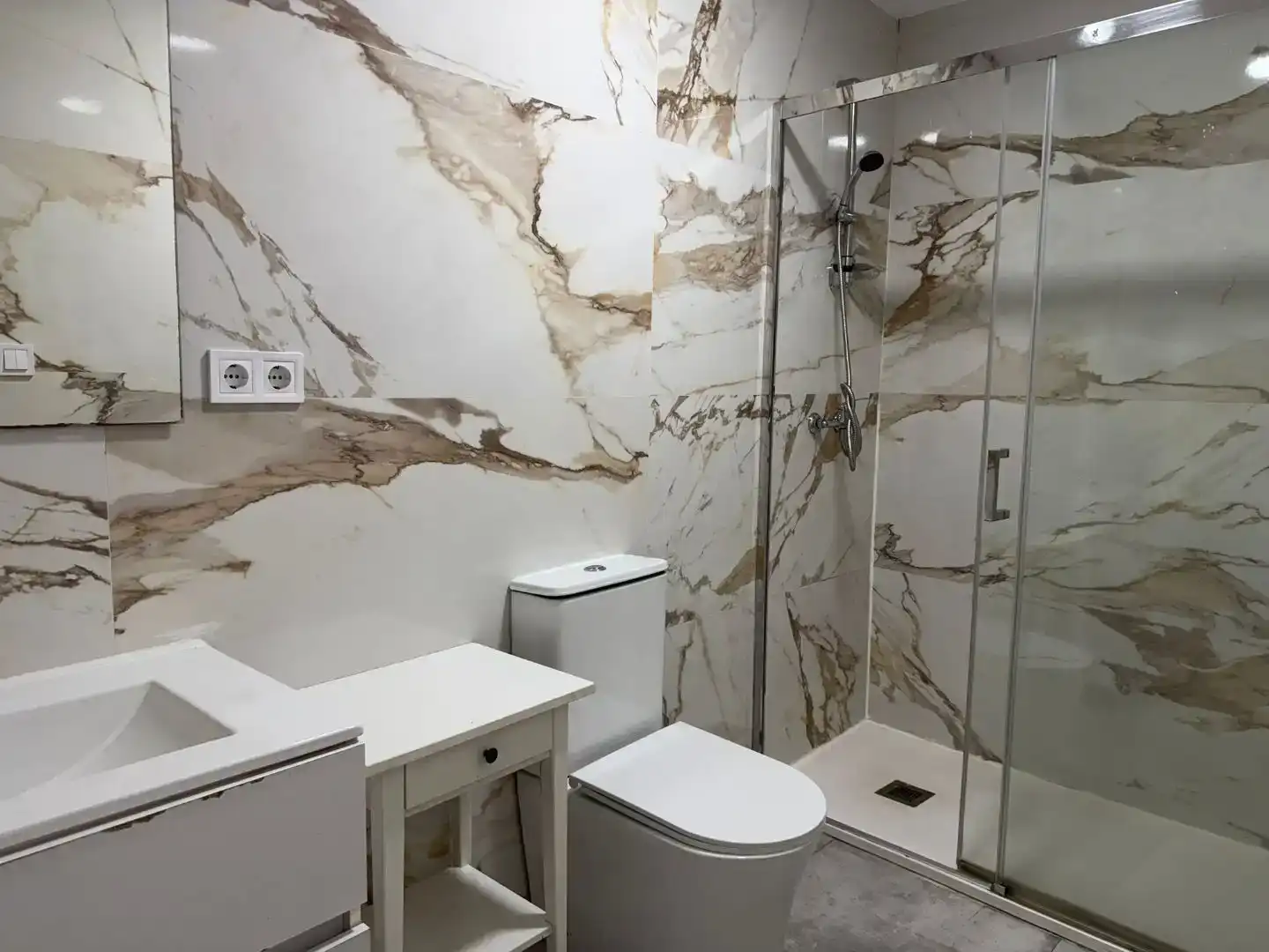 Bathroom of Apartments for sale in  Madrid Capital  with Air Conditioner