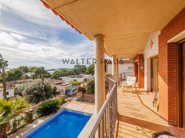 Villa con balcone in vendita a Carrer Alzina