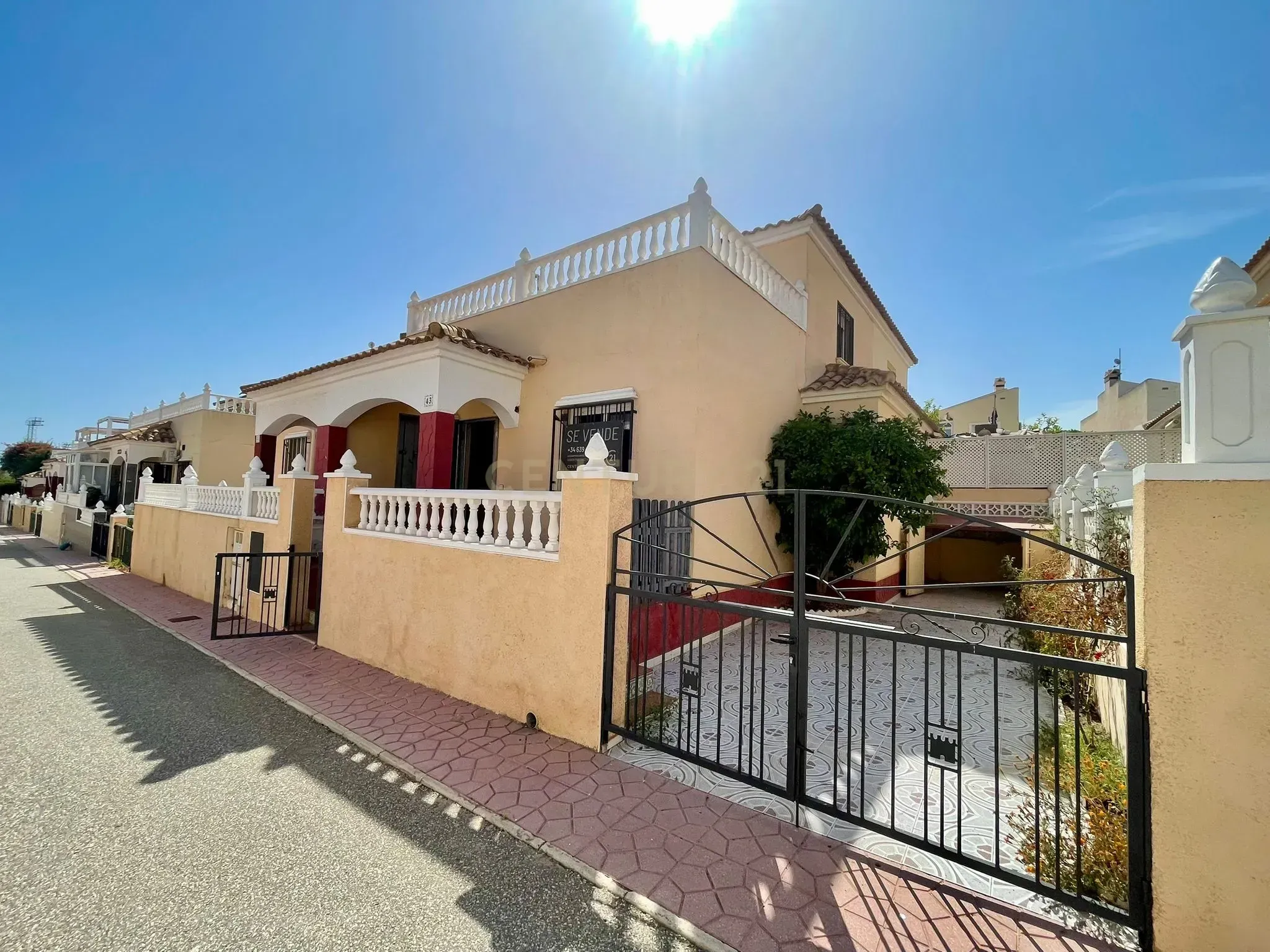 Vista exterior de Casa o xalet en venda en Orihuela amb Aire condicionat, Jardí privat i Piscina