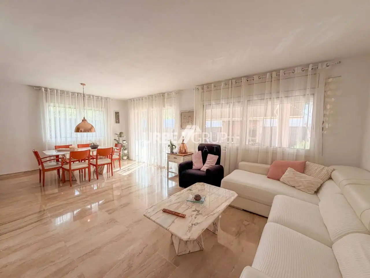 Sala d'estar de Casa adosada en venda en Terrassa amb Calefacció, Jardí privat i Terrassa