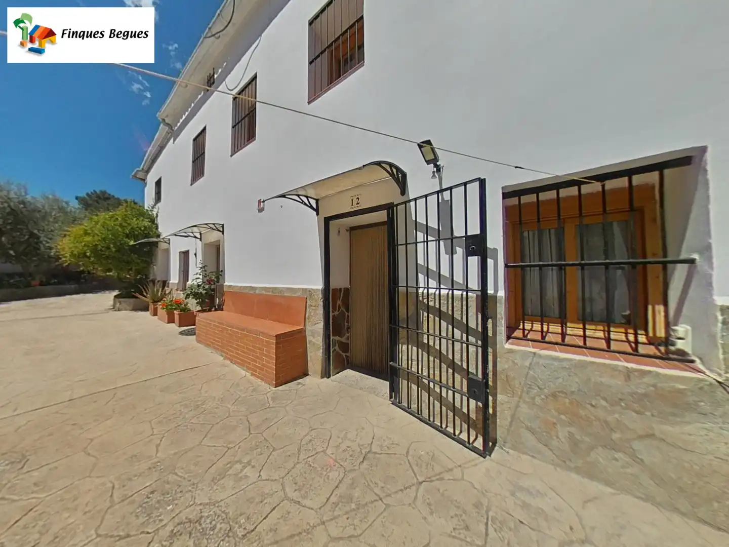 Vista exterior de Finca rústica en venda en Begues amb Calefacció, Jardí privat i Moblat