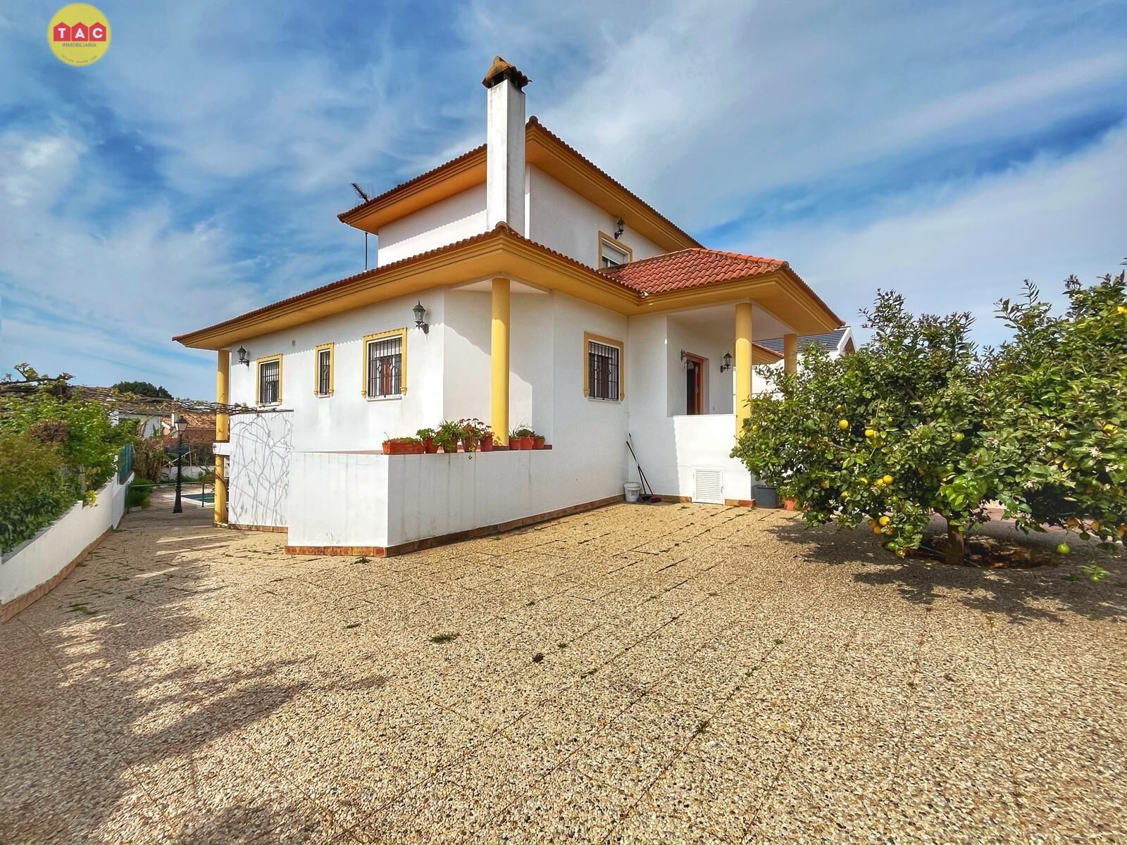 Vista exterior de Casa o xalet en venda en Lepe amb Aire condicionat, Jardí privat i Terrassa