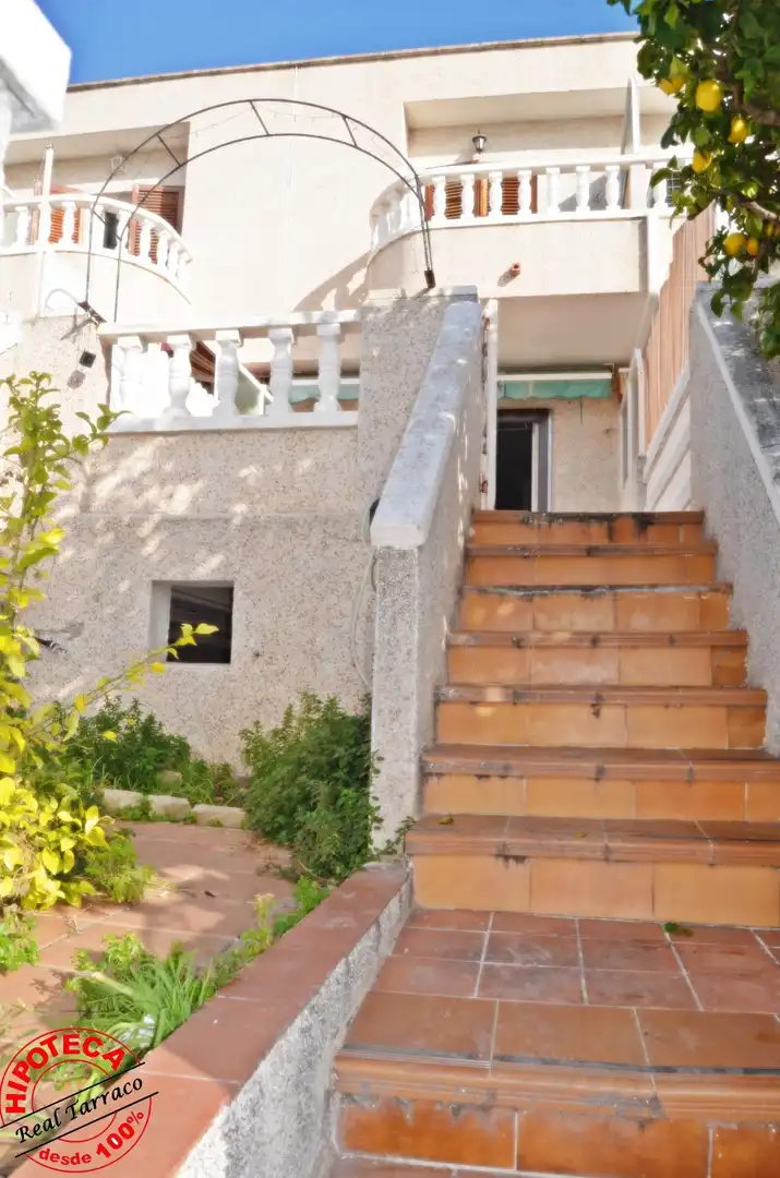 Vista exterior de Casa adosada en venda en Creixell amb Jardí privat, Terrassa i Traster