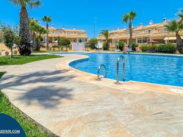 Casa con piscina en venta en Los Balcones - Los Altos