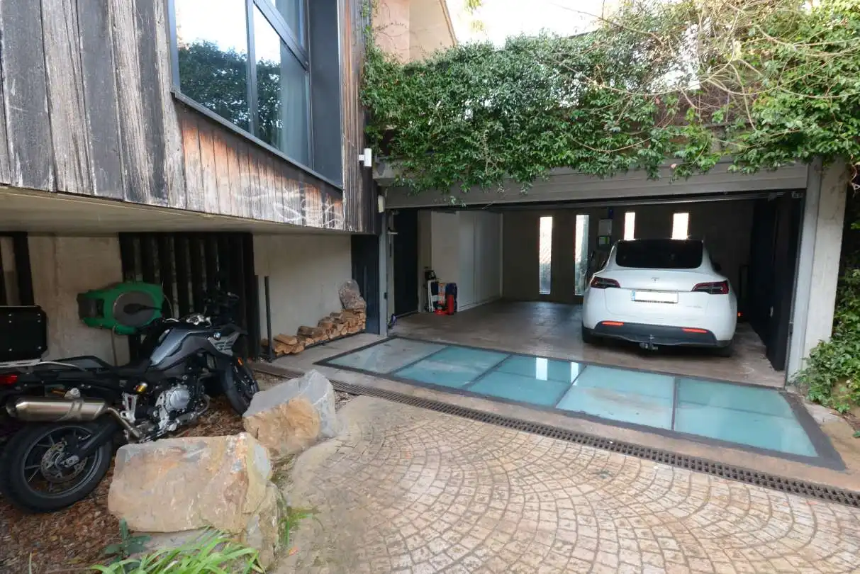 Aparcament de Casa o xalet en venda en Donostia - San Sebastián  amb Aire condicionat, Calefacció i Jardí privat