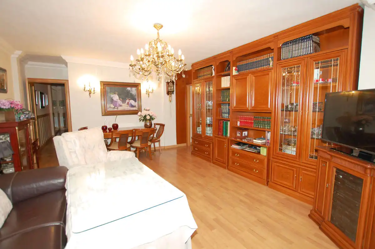 Sala d'estar de Pis en venda en Granada amb Traster i Balcó